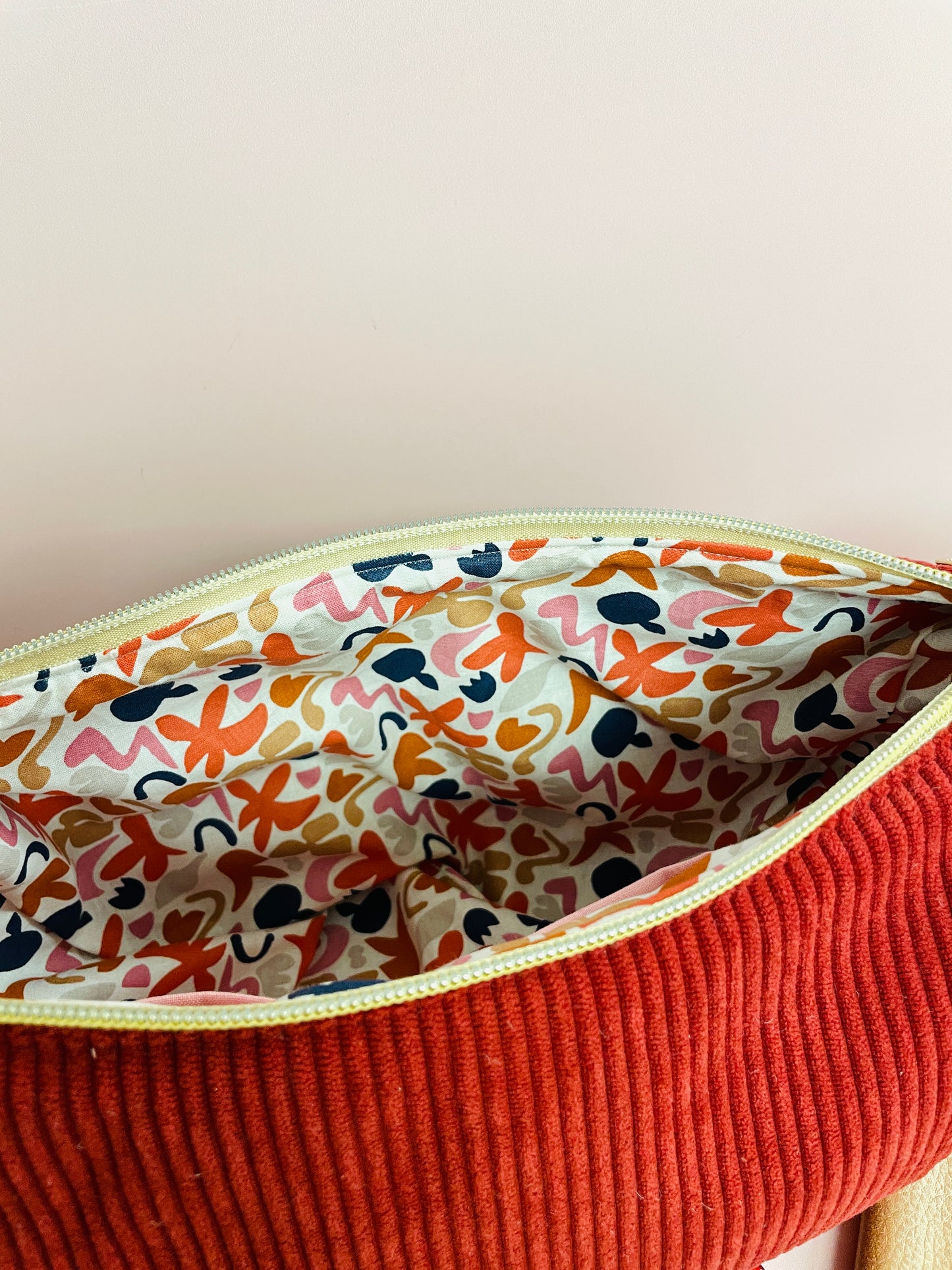 Sac demi lune en velours rouge brique