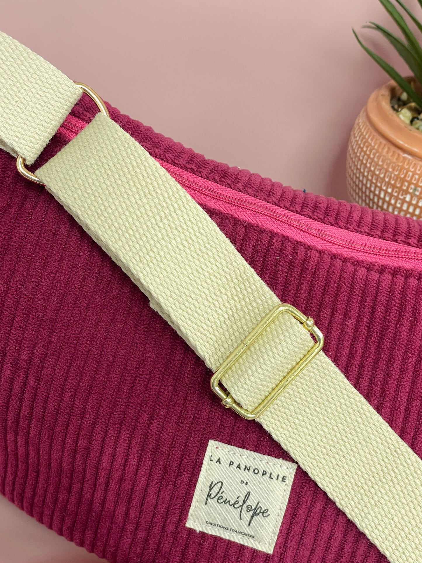 Sac demi lune en velours magenta