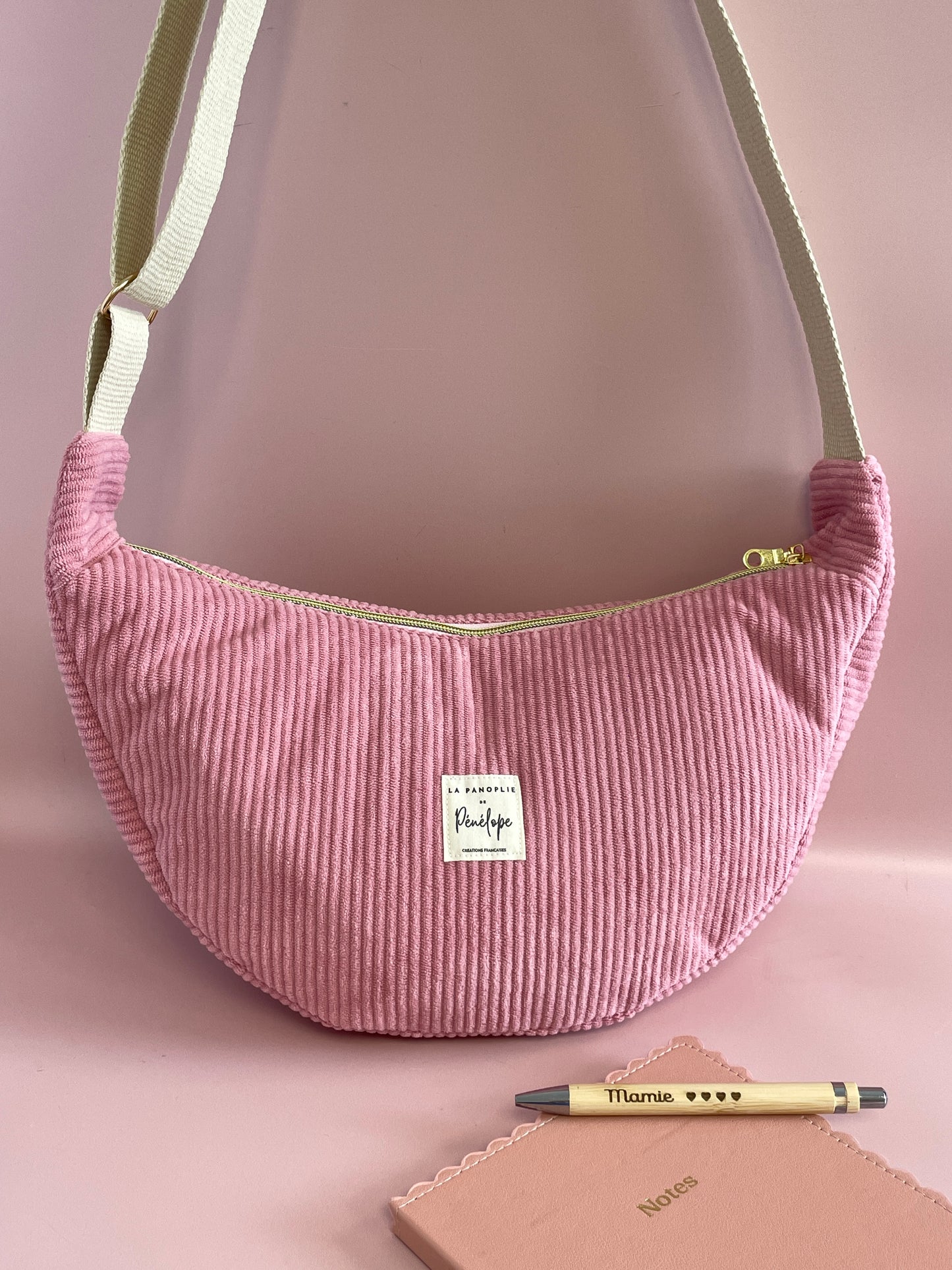 Sac demi lune velours rose clair