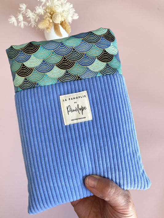 Pochette à livre molletonnée en velours bleu lavande