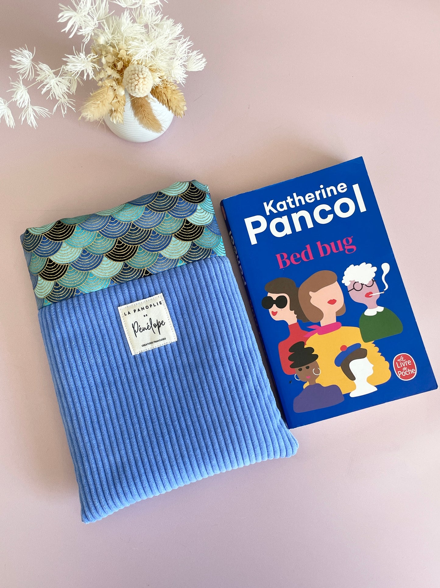 Pochette à livre molletonnée en velours bleu lavande