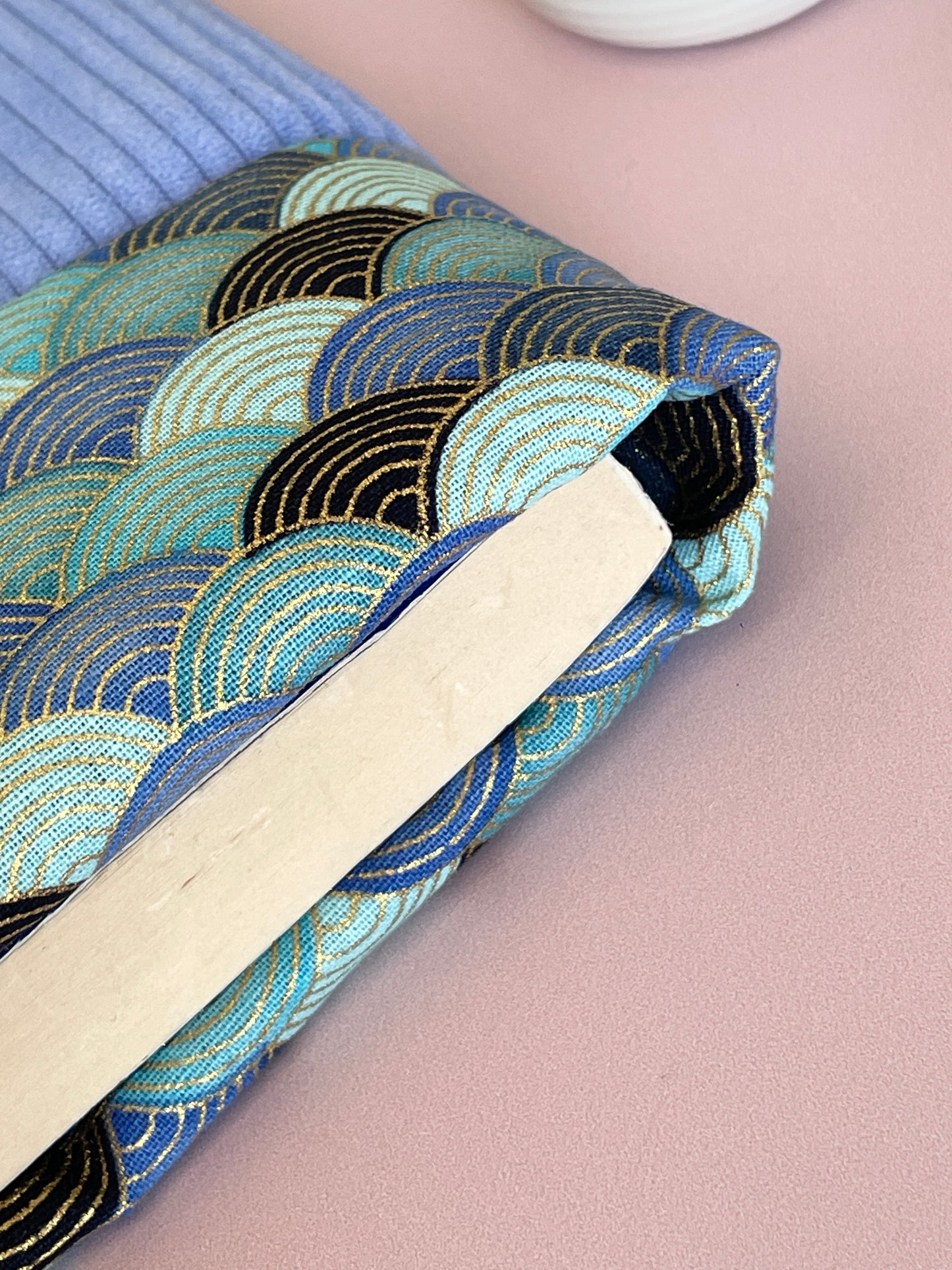 Pochette à livre molletonnée en velours bleu lavande
