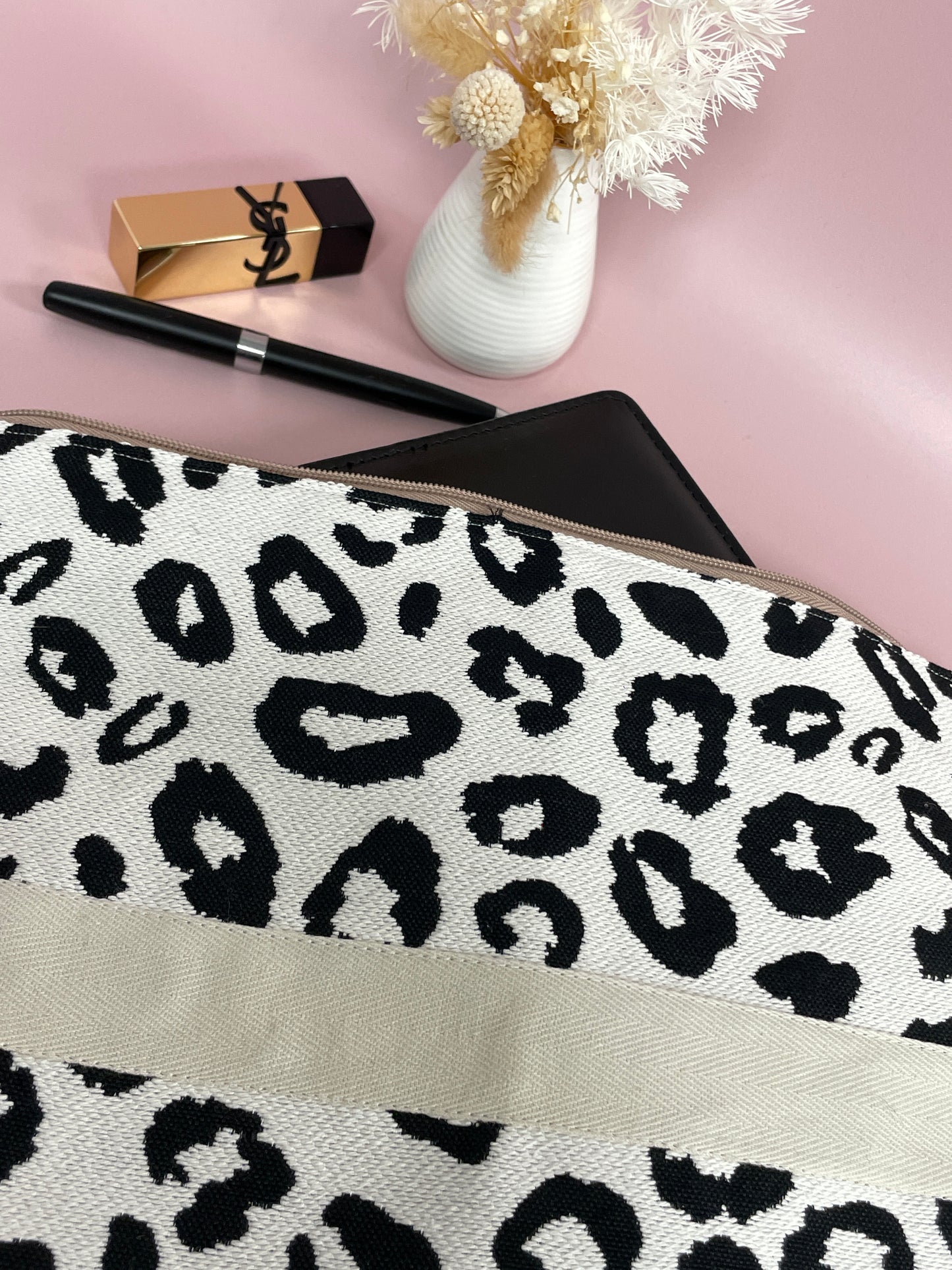 Grande pochette léopard noir ou beige