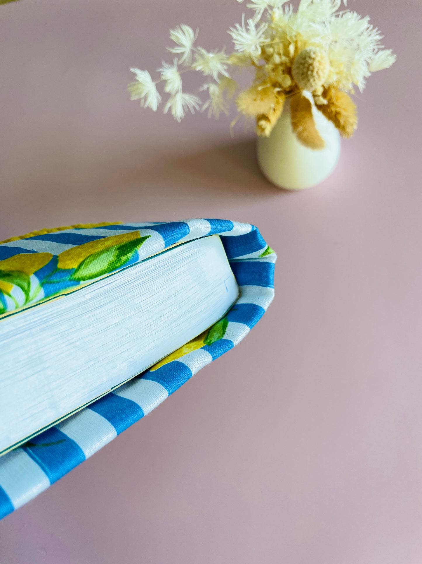 Pochette à livre molletonnée en velours jaune