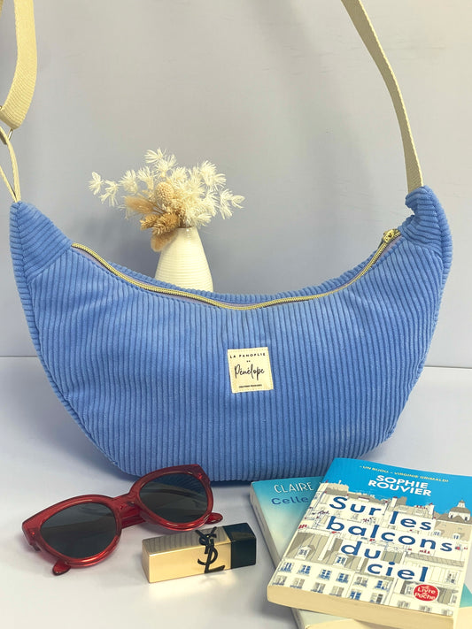 Sac demi lune en velours bleu lavande