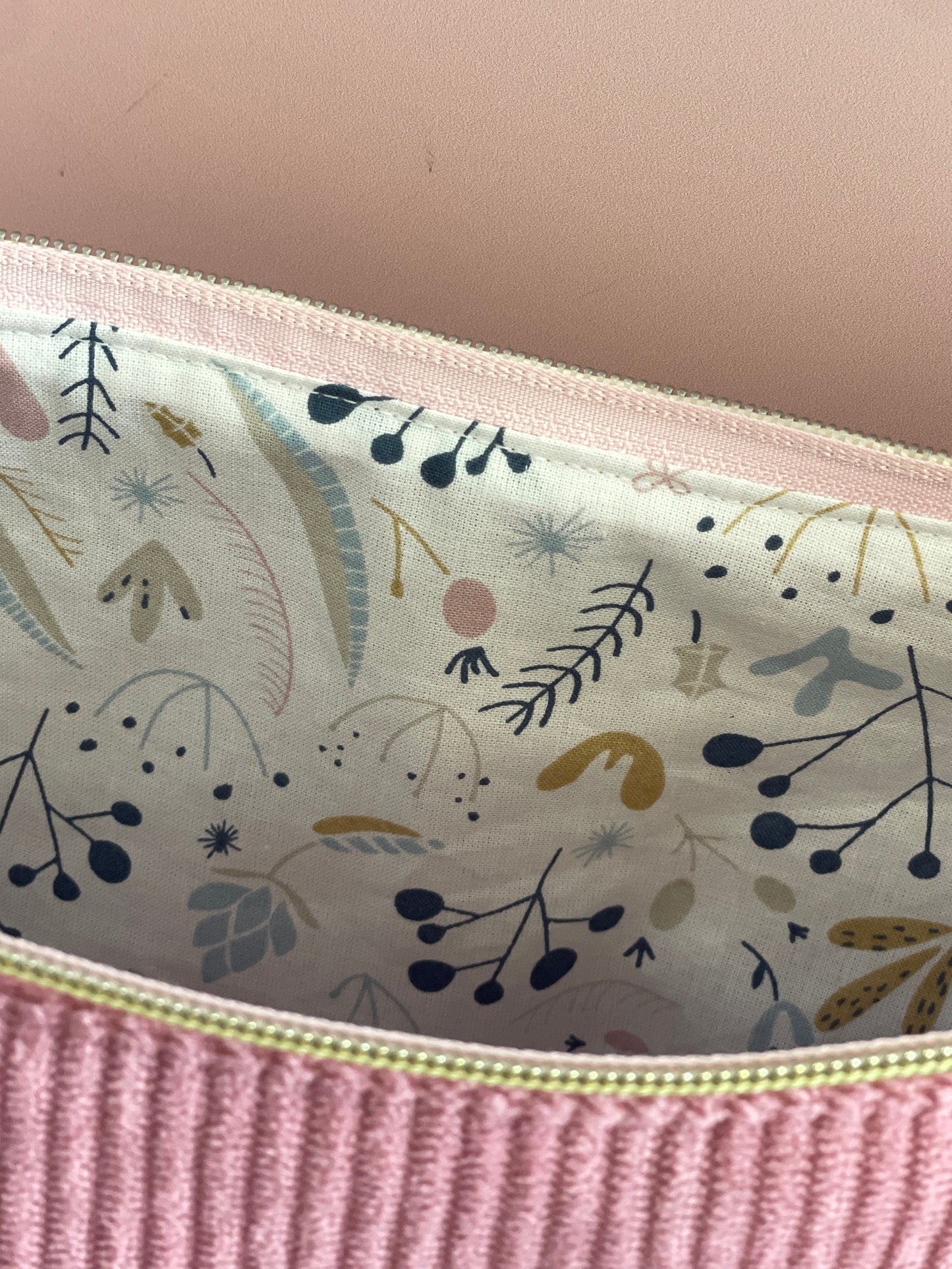 Sac demi lune velours rose clair