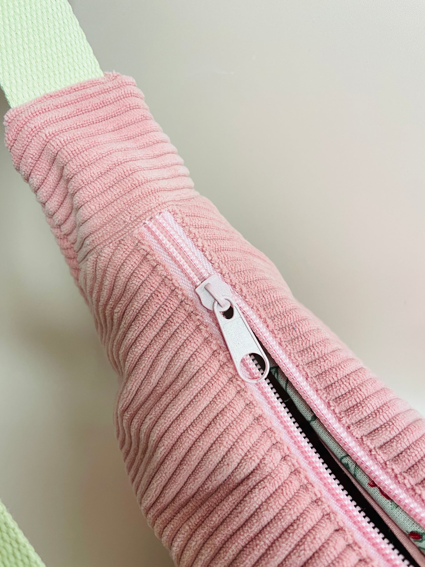 Sac demi lune velours rose clair